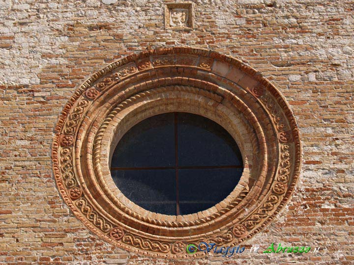 13-P8269854+.jpg - 13-P8269854+.jpg - Il rosone sulla facciata dell'abbazia di "S. Maria di Propezzano" (VIII-IX-XIII-XIV sec.).